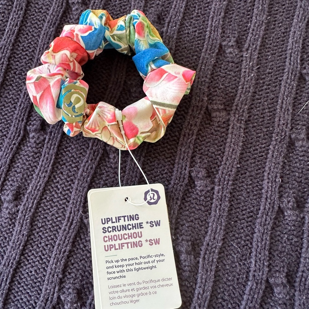 2018 SW Tracker Shorts V with matching uplifting scrunchie - Picture 4 of 5